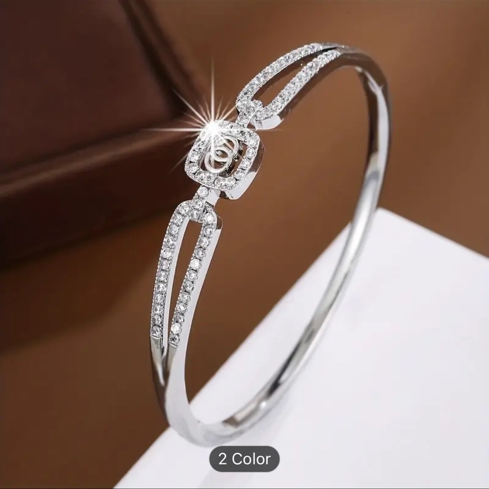 Elegant Gold Bracelet with Crystal Accents - Picture 2 of 9